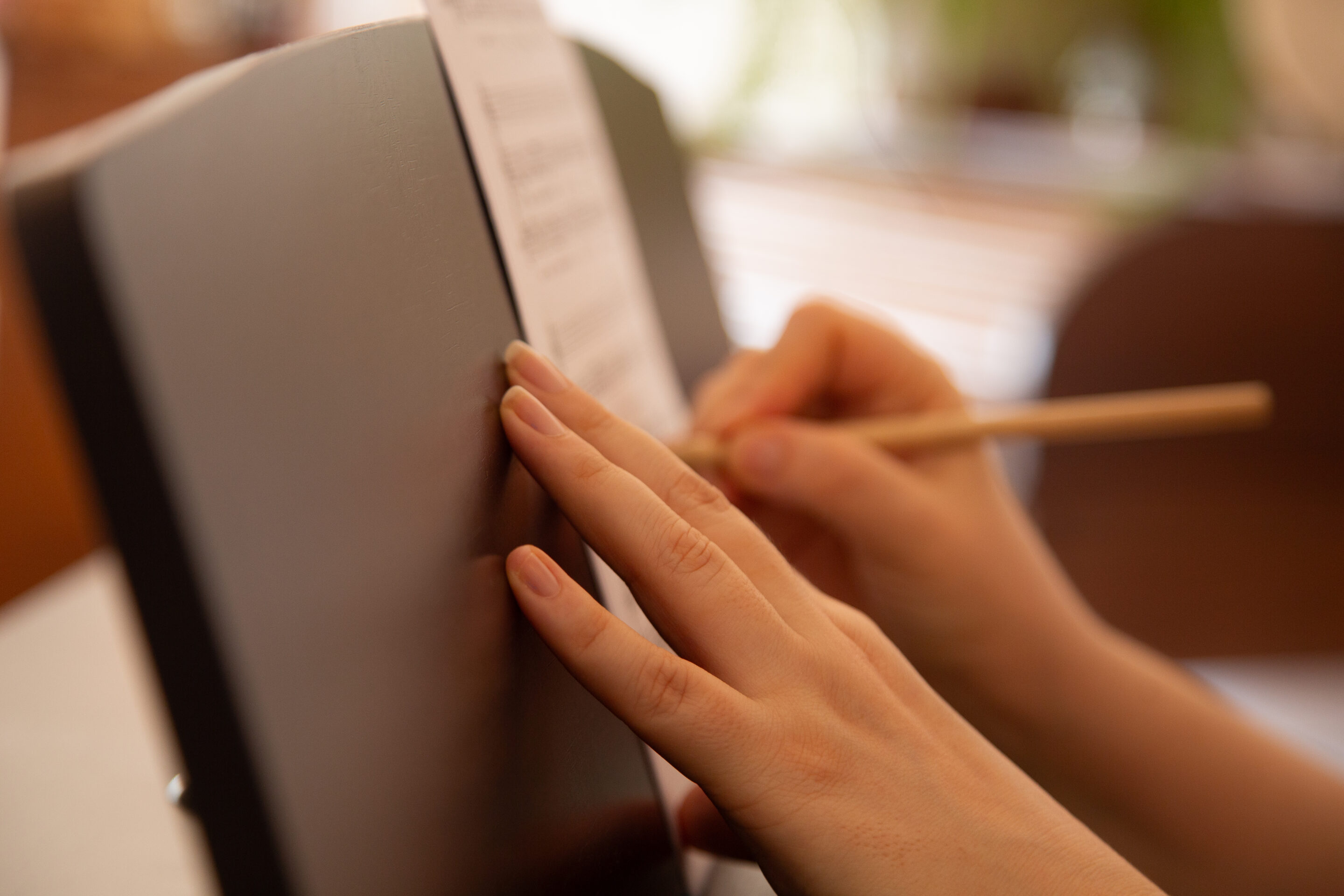 le matériel pour un cours de chant, crayon et partition