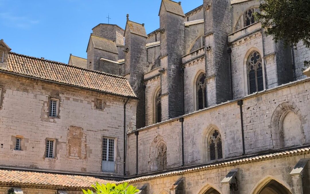 Je vous fais visiter le cloître de St Maximin La Ste Baume, fermé depuis des années !